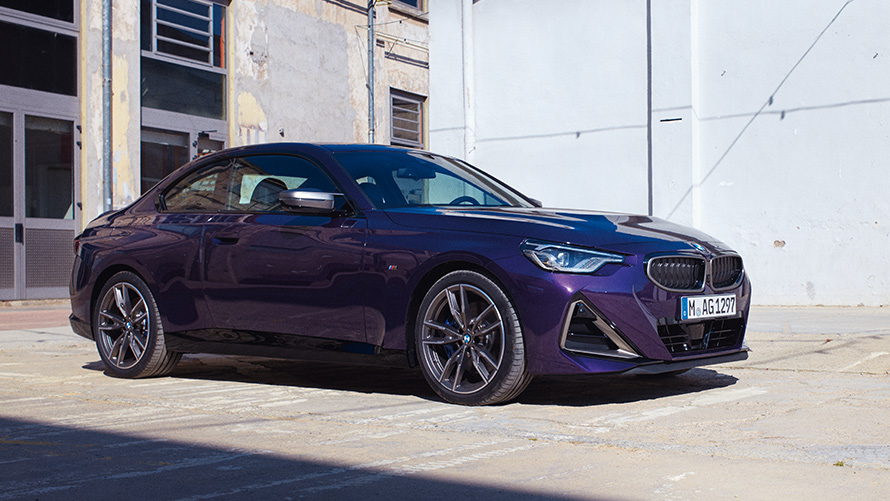 BMW S&eacute;rie 2 Coup&eacute; G42 2021 Thundernight metallic vue de trois quarts avant, devant entrep&ocirc;t