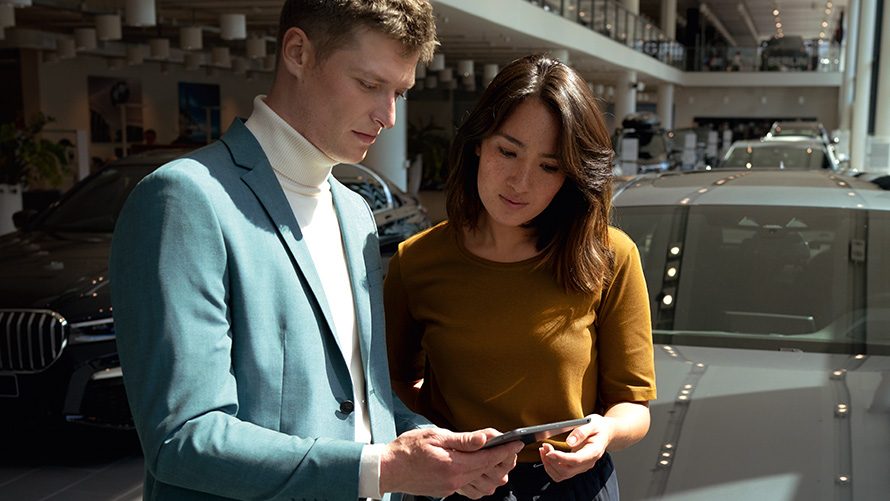 Le collaborateur de BMW conseille une cliente Le collaborateur de BMW conseille une cliente