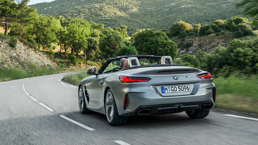BMW Z4 Roadster M40i G29 2019 BMW Individual Frozen Grey metallic en mouvement sur une route de campagne, vue de trois quarts arrière