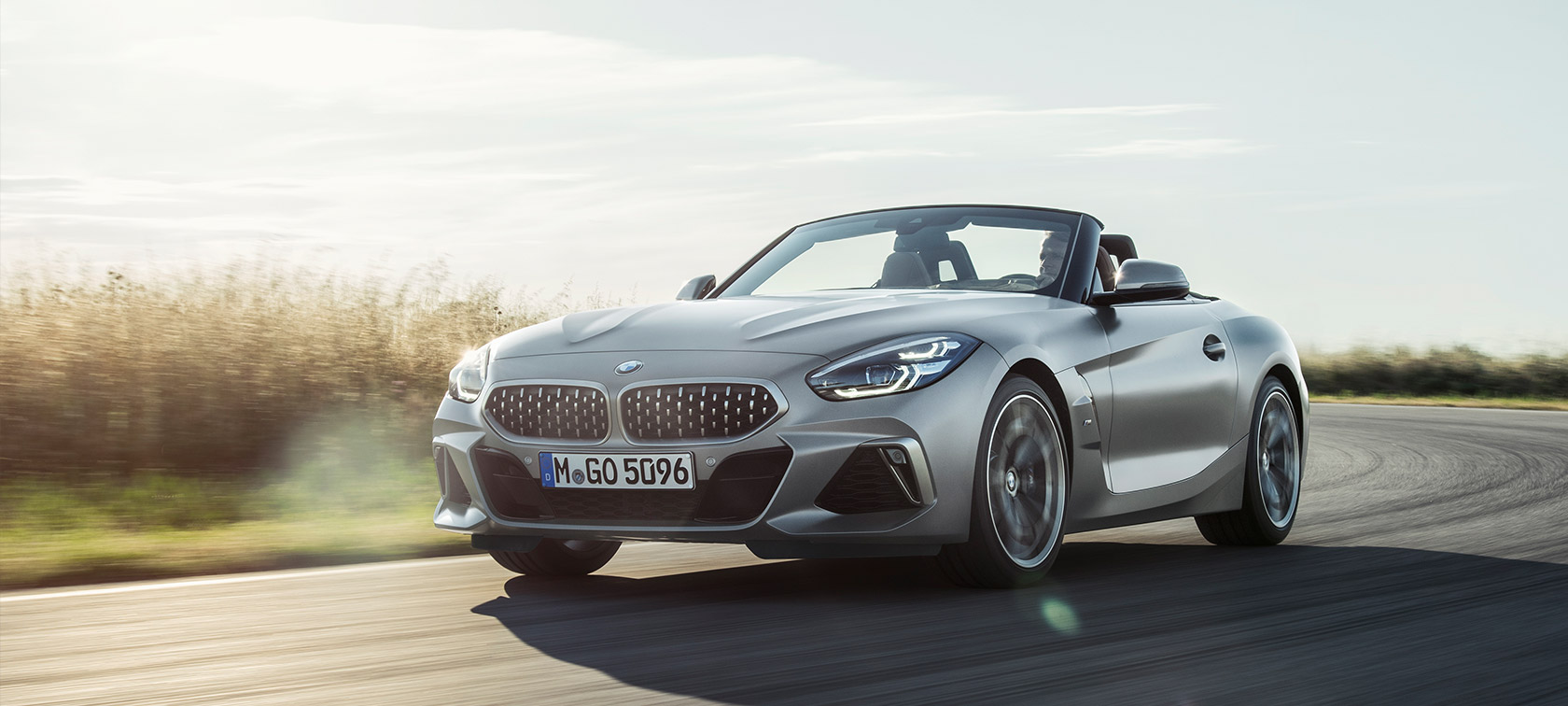 Vue de trois quarts avant de la BMW Z4 M40i Roadster G29 BMW Z4 M40i Roadster G29 2019 Cabrio BMW Individual Frozen Grey metallic en mouvement, vue de trois quarts avant