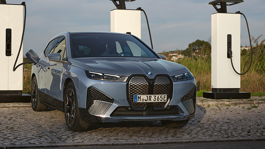 BMW iX M60 i20 2022 SUV électrique voiture électrique BMW Individual Storm Bay metallic vue avant