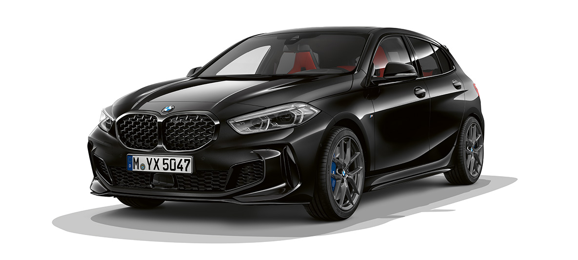 Kit M Performance. BMW M135i xDrive en Saphirschwarz metallic avec kit M Performance, vue de trois quarts avant.