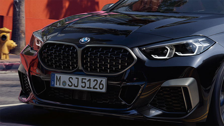 Design avant de la BMW M235i xDrive Gran Coupé F44 2020 Black Sapphire metallic, vue de trois quarts avant