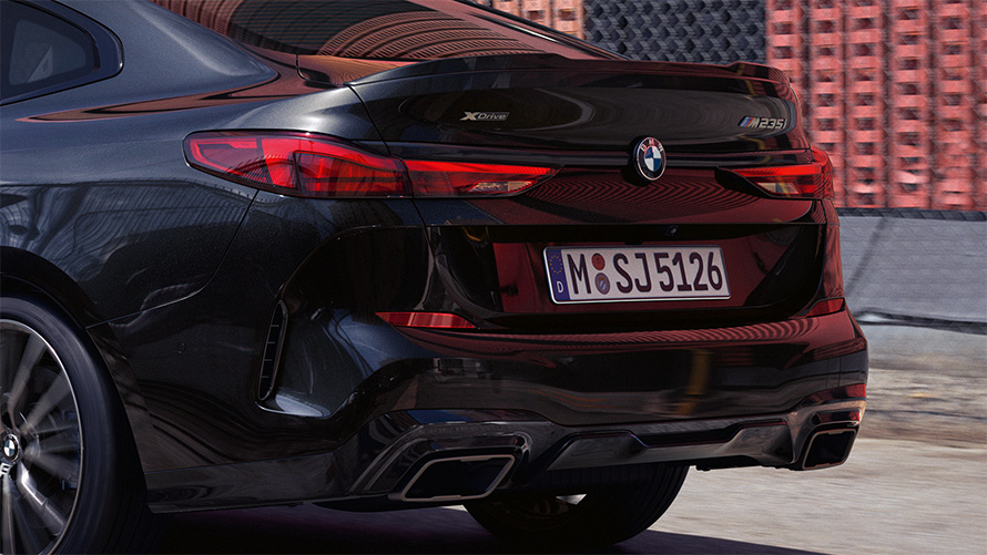 Partie arrière athlétique de la BMW M235i xDrive Gran Coupé F44 2020 Black Sapphire metallic, vue de trois quarts arrière