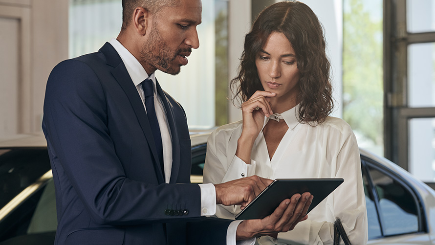 Le collaborateur de BMW conseille une cliente Le collaborateur de BMW conseille une cliente