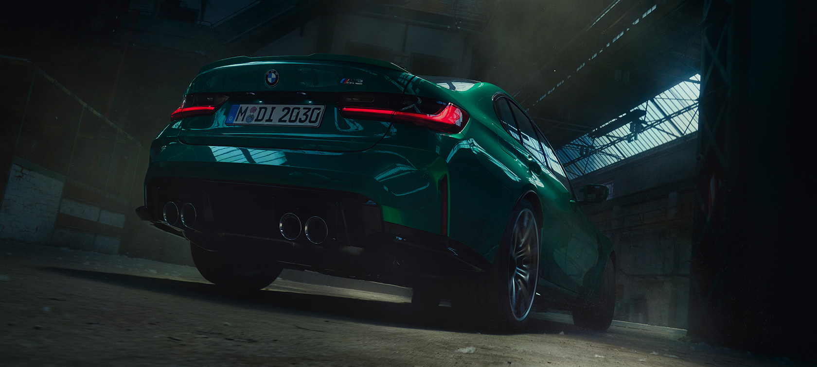 BMW M3 Berline G80 2020 vue de trois quarts arrière en contre-plongée BMW M3 Berline G80 2020 Isle of Man Grün metallic, vue de trois quarts arrière en contre-plongée