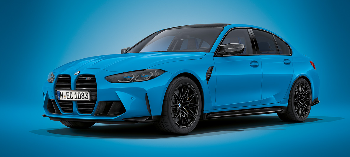 BMW Individual Oxidgrau metallic de la BMW M3 Berline G80 2020 Vue de trois quarts avant à l'arrêt de la BMW M3 Berline Individual Oxidgrau metallic G80 2020