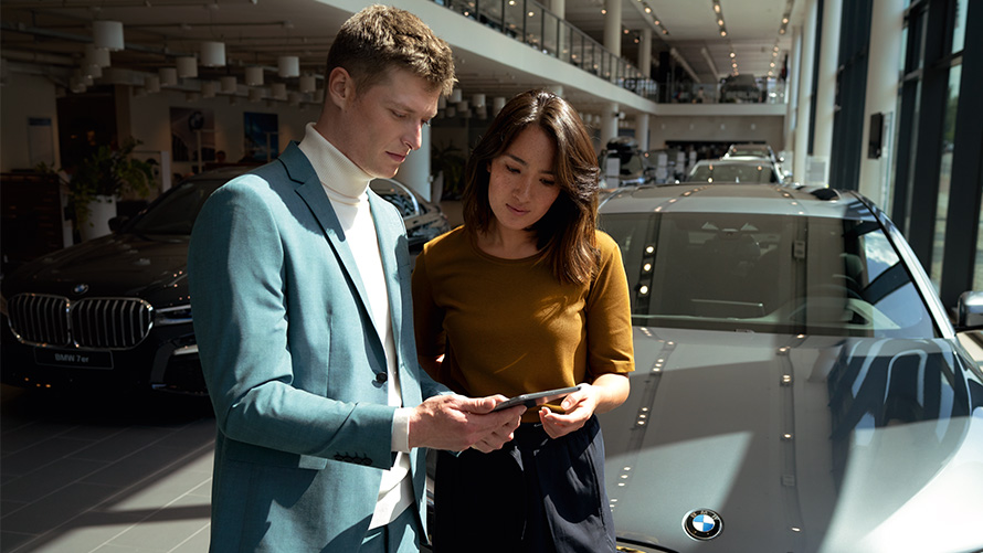 Le collaborateur de BMW conseille une cliente Le collaborateur de BMW conseille une cliente