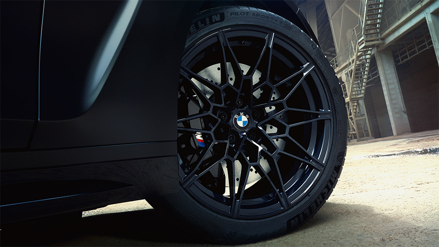 BMW M3 Competition Touring G81 BMW Individual Frozen Black metallic freins composites M Schwarz, vue en gros plan