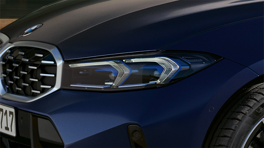 BMW M340i xDrive Touring G21 Frozen Tanzanite Blue LED phares avant vue en gros plan