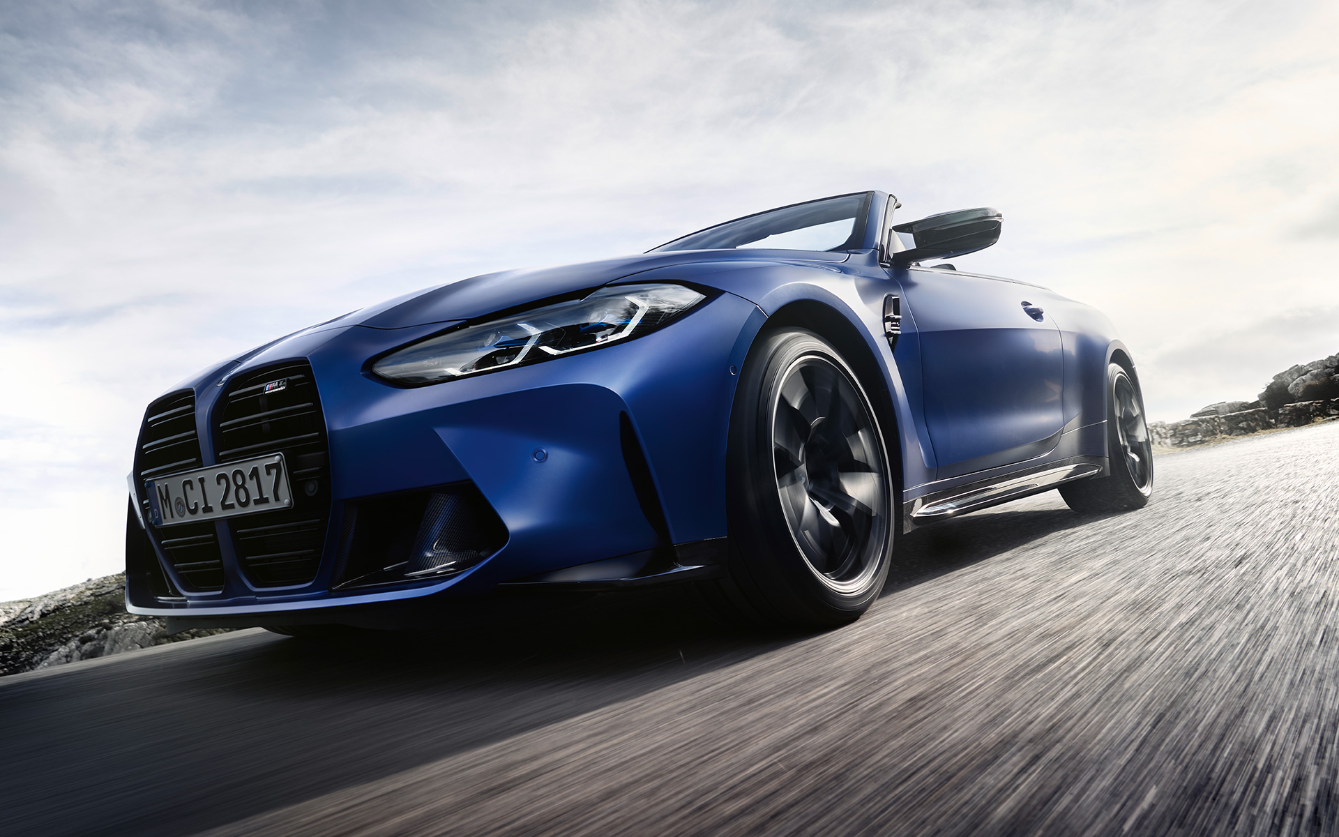 BMW M4 Competition Cabrio avec M xDrive G83 2021 BMW Individual Frozen Portimao Blau metallic Naseaux avant vue en contre-plongée