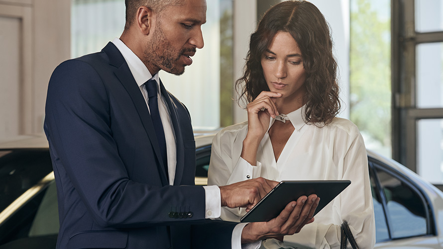 Service clientèle BMW Conseiller clientèle et client au cours de l'entretien