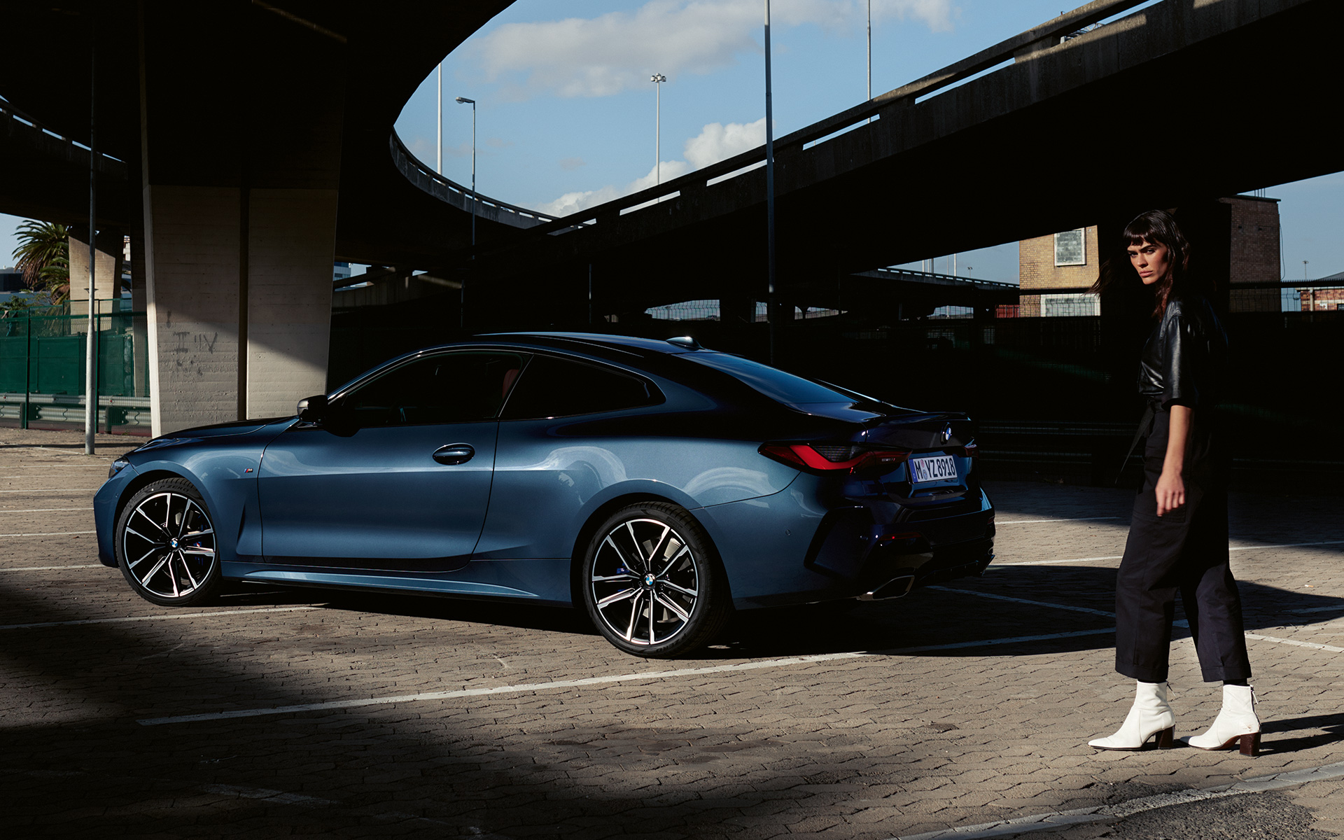 BMW M440i xDrive Coupé G22 2020 Arctic Race Blue metallic vue de trois quarts de profil avec modèle