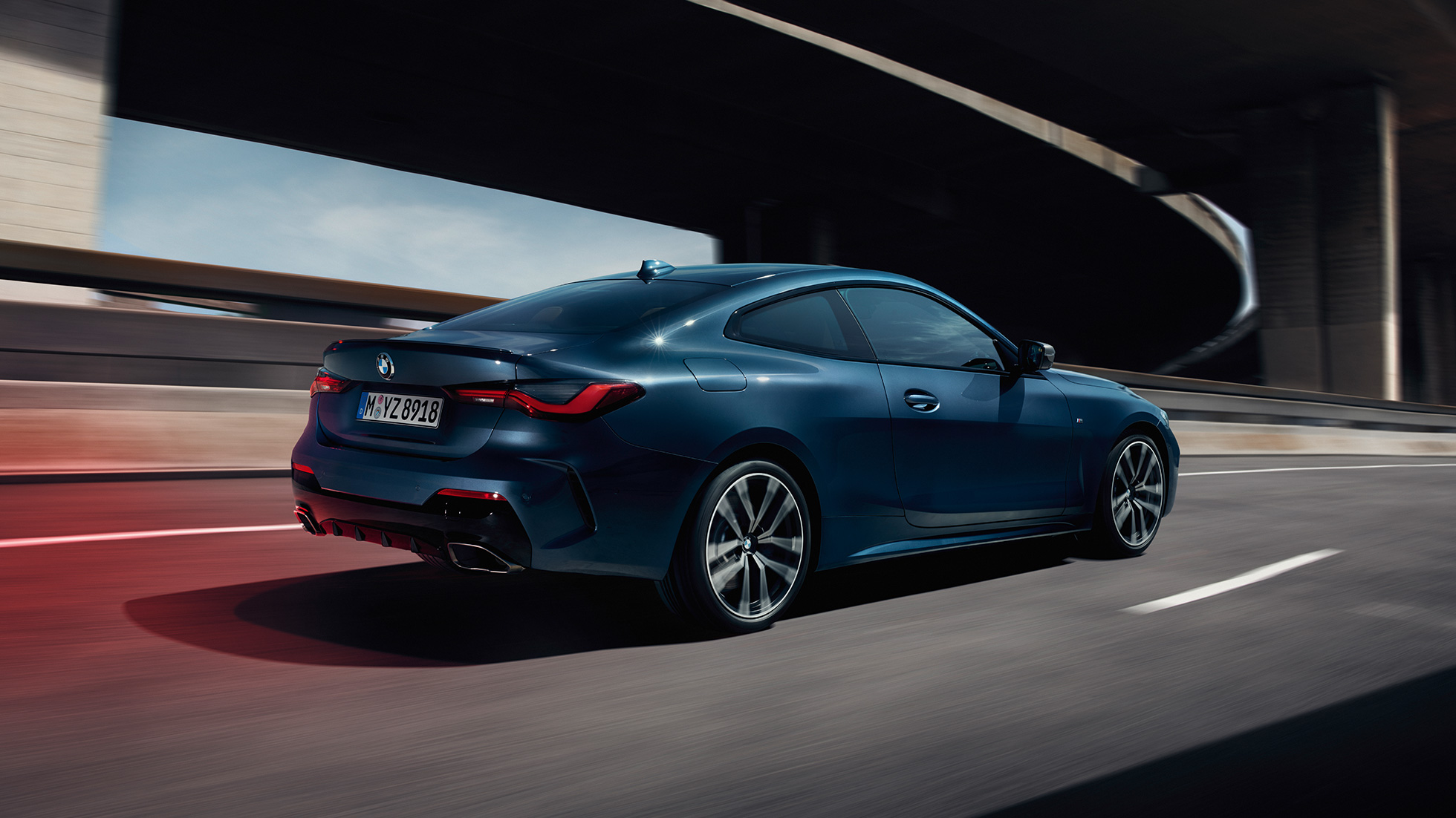 Vue de trois quarts arrière de la BMW M440i xDrive Coupé G22 2020 BMW M440i xDrive Coupé Arctic Race Blue metallic G22 2020, vue de trois quarts de profil