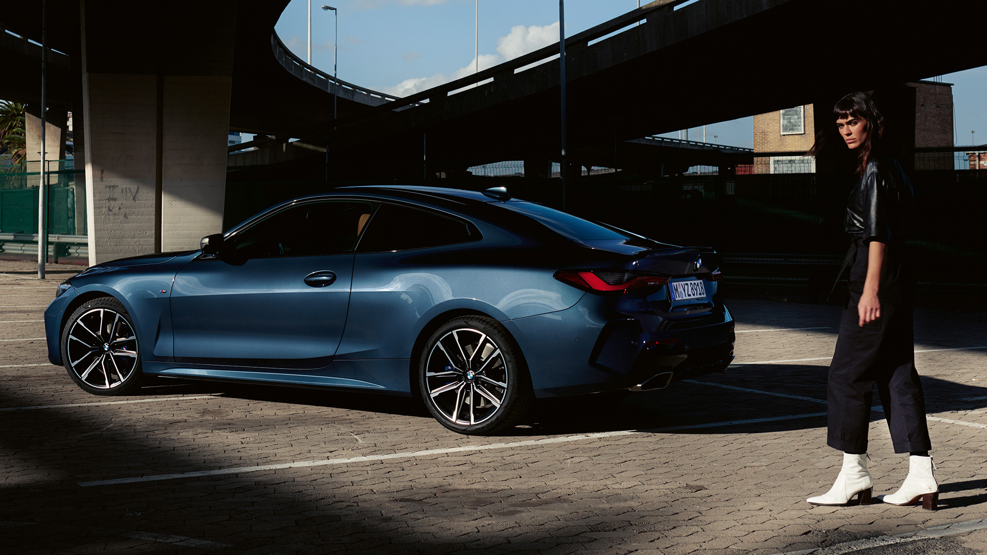Vue de trois quarts arrière avec modèle BMW M440i xDrive Coupé G22 2020 BMW M440i xDrive Coupé Arctic Race Blue metallic G22 2020 vue de trois quarts arrière avec modèle