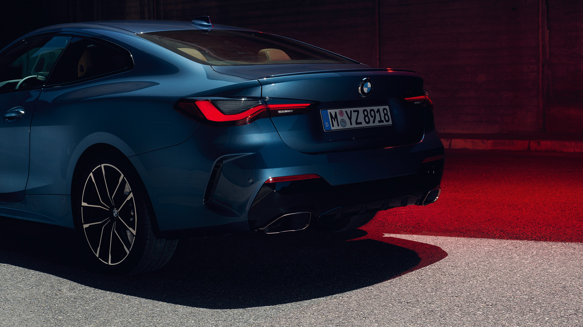 Vue de trois quarts arrière phares arrière BMW M440i xDrive Coupé G22 2020 BMW M440i xDrive Coupé Arctic Race Blue metallic G22 2020 vue de trois quarts avant phares arrière