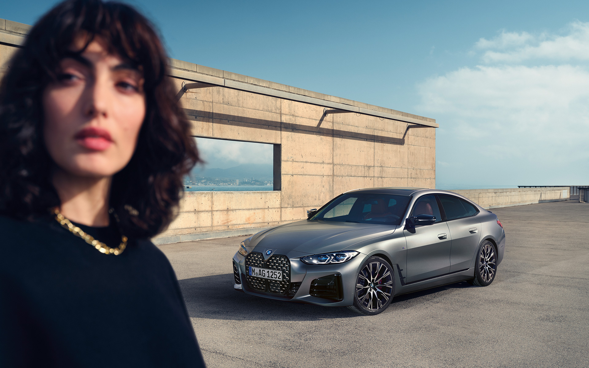 BMW M440i xDrive Gran Coupé G26 2021 Frozen Pure Grey metallic vue de trois quarts face avec modèle