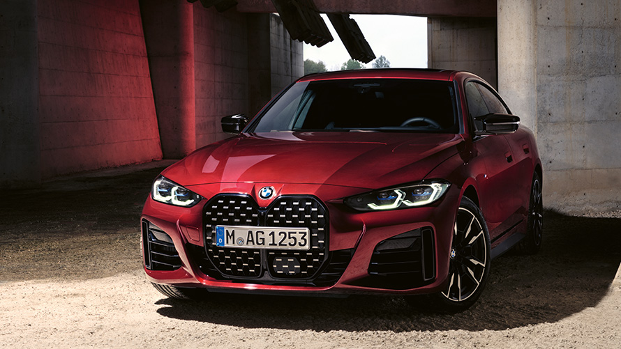 BMW Série 4 Gran Coupé G26 2021 vue de trois quarts avant BMW Série 4 Gran Coupé G26 2021 BMW Individual Aventurinrot metallic, vue de trois quarts face