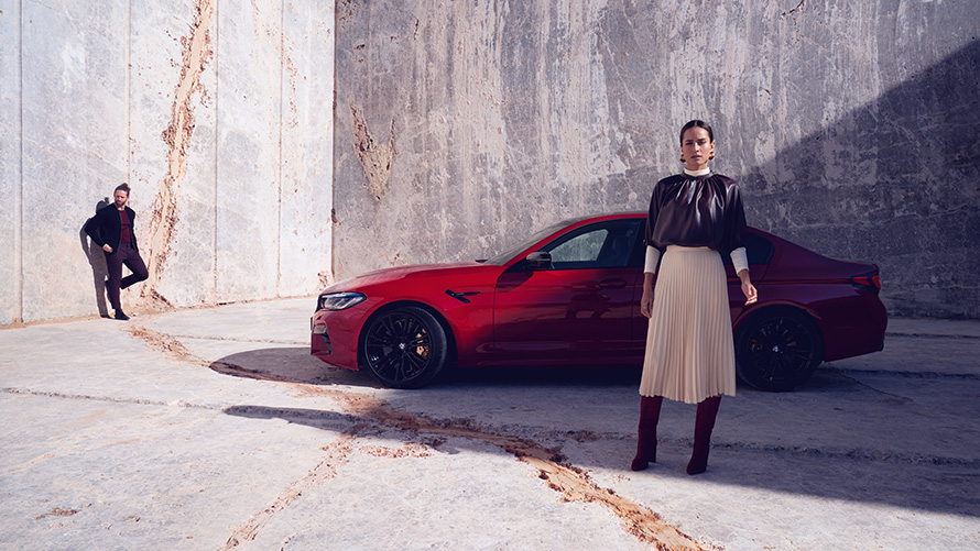 BMW M5 Competition F90 LCI restylage 2020 vue de profil avec femme BMW M5 Competition F90 LCI restylage 2020 BMW Individual Imola Rot vue de profil avec femme