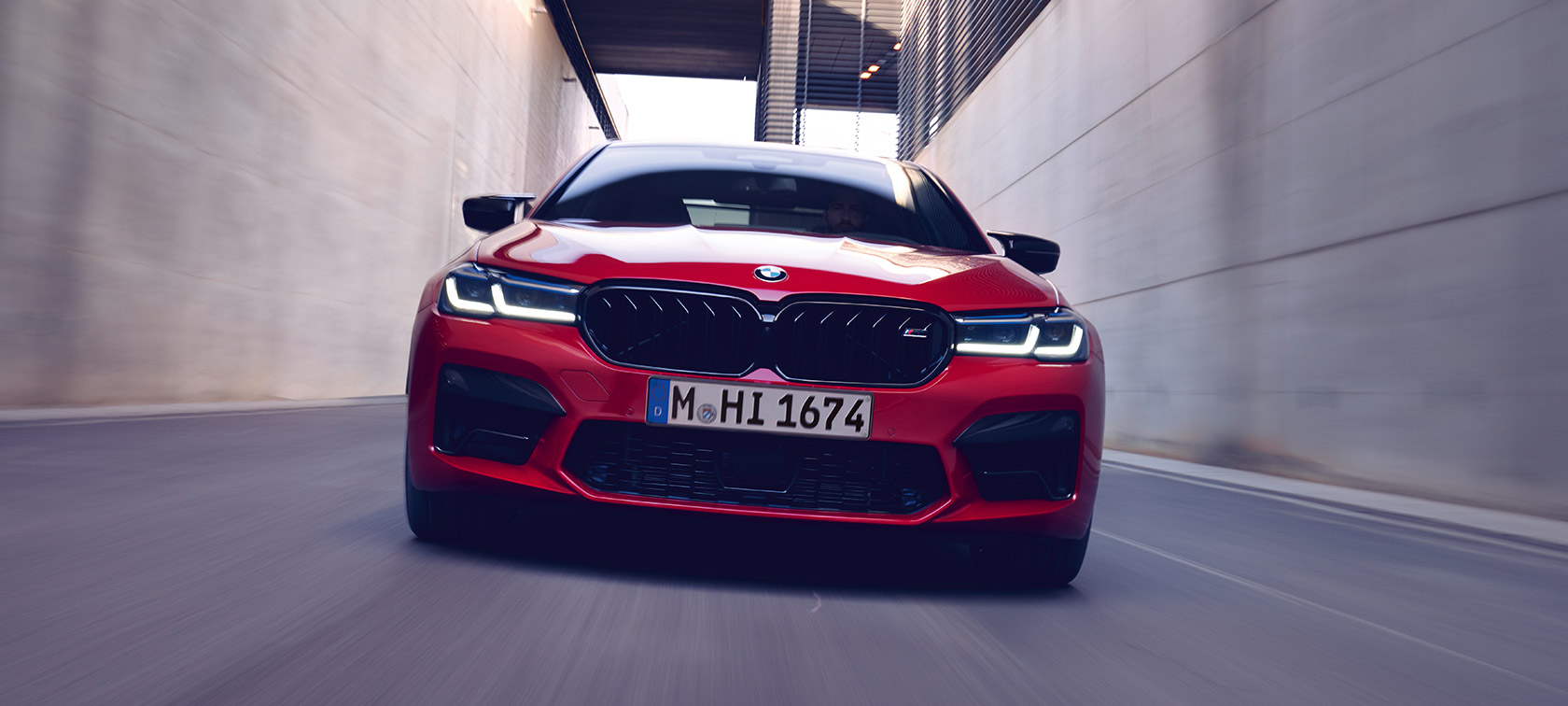 BMW M5 Competition F90 LCI restylage 2020 vue de face BMW M5 Competition F93 LCI restylage 2020 BMW Individual Imola Rot vue de face en conduite