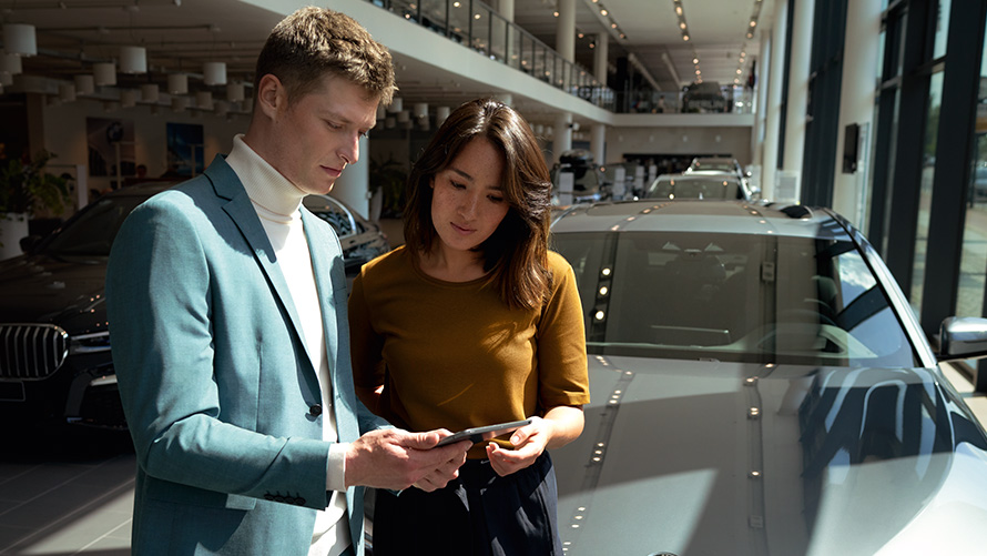 Le collaborateur de BMW conseille une cliente Le collaborateur de BMW conseille une cliente