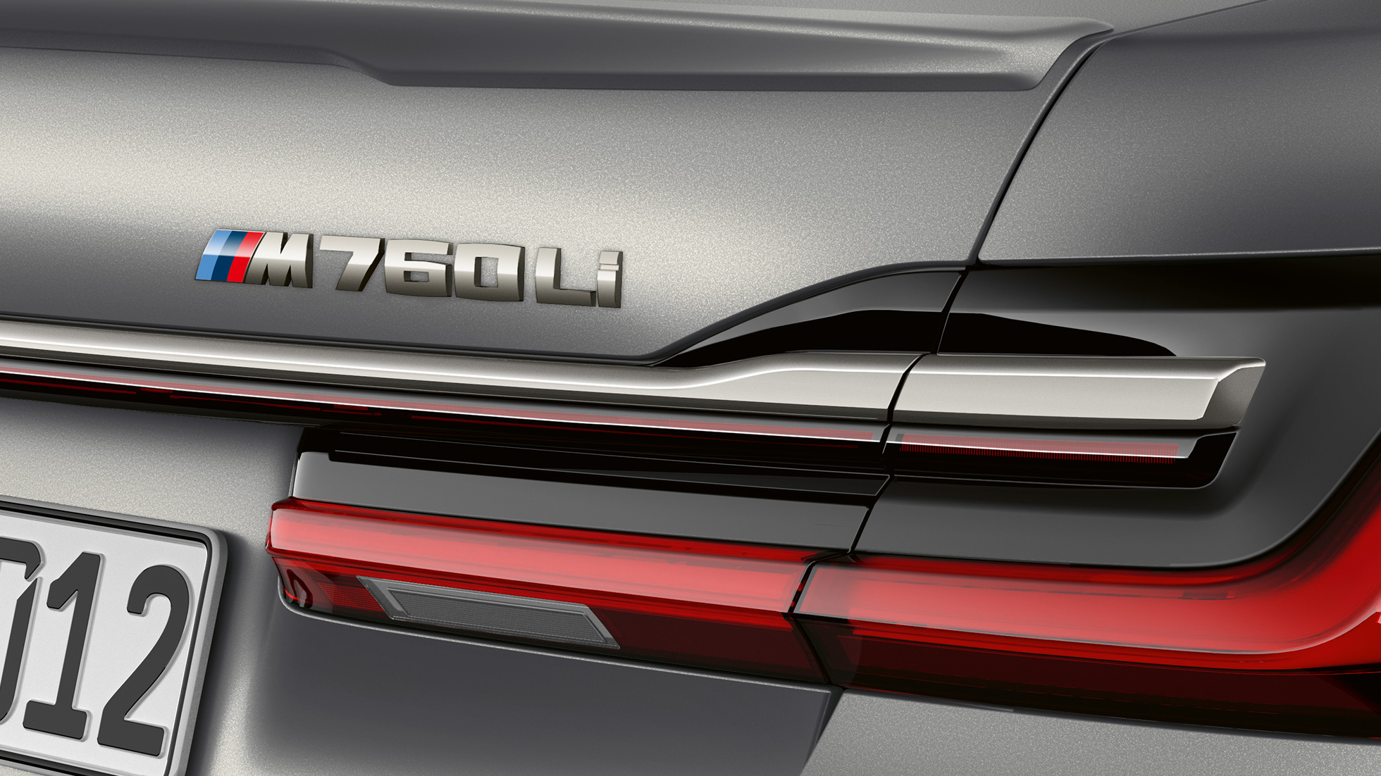 BMW M760Li xDrive Berline, gros plan du badge BMW M760Li BMW M760Li xDrive Berline, vue en gros plan de l’emblème BMW M760Li sur la poupe