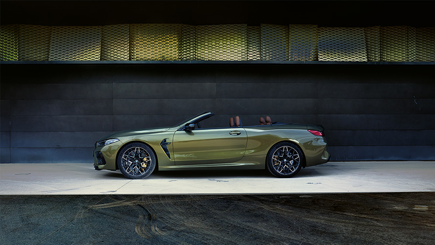 La nouvelle BMW M8 Competition Cabrio F91 LCI restylage 2022 BMW Individual Brass metallic Vue de profil sur scène
