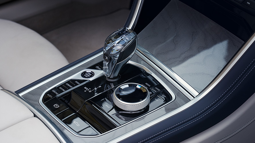 La nouvelle BMW M850i xDrive Cabrio G14 LCI restylage 2022 Sélecteur de vitesses avec applique en verre CraftedClarity, vue en gros plan