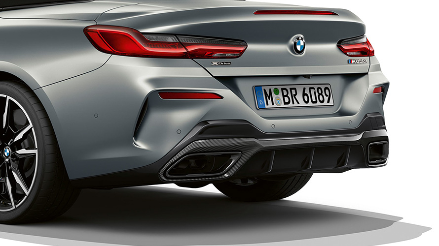 La nouvelle BMW M850i xDrive Cabrio G14 LCI restylage 2022 BMW Individual Frozen Pure Grey metallic vue de trois quarts arrière jupe arrière gros plan