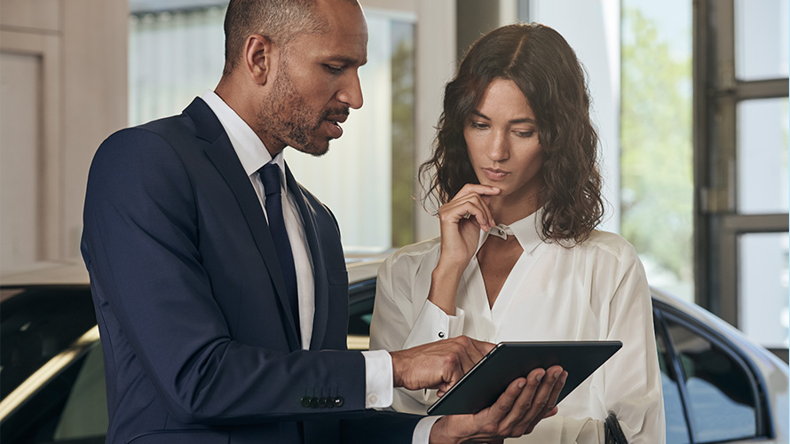 Le collaborateur de service BMW conseille la cliente Le collaborateur de service BMW conseille la cliente