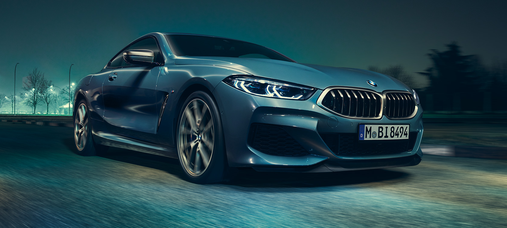 BMW M850i xDrive Coupé, vue de trois quarts avant. BMW M850i xDrive Coupé en Barcelona Blau metallic, vue de trois quarts avant, en marche.