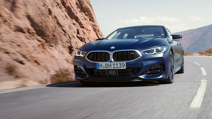 Vue de trois quarts avant en conduite BMW Série 8 Gran Coupé M850i xDrive 2022 G16 LCI restylage BMW Série 8 Gran Coupé M850i xDrive 2022 G16 LCI restylage BMW Individual Frozen Tansanitblau metallic vue de trois quarts avant