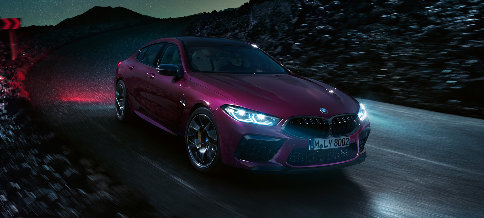 BMW M8 Competition Gran Coupé, vue de trois quarts face. Vue frontale de trois quarts de la BMW M8 Competition Gran Coupé F93 2020 en BMW Individual Ametrin metallic, de nuit
