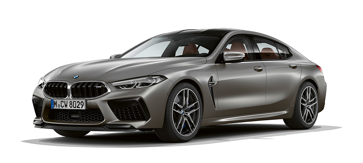 BMW M8 Gran Coupé, vue de trois quarts de profil Vue latérale de trois quarts de la BMW M8 Gran Coupé F93 2020 en BMW Individual Frozen Dark Silver