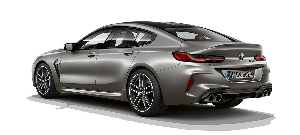 BMW M8 Gran Coupé, vue de trois quarts arrière Vue arrière de trois quarts de la BMW M8 Gran Coupé F93 2020 en BMW Individual Frozen Dark Silver