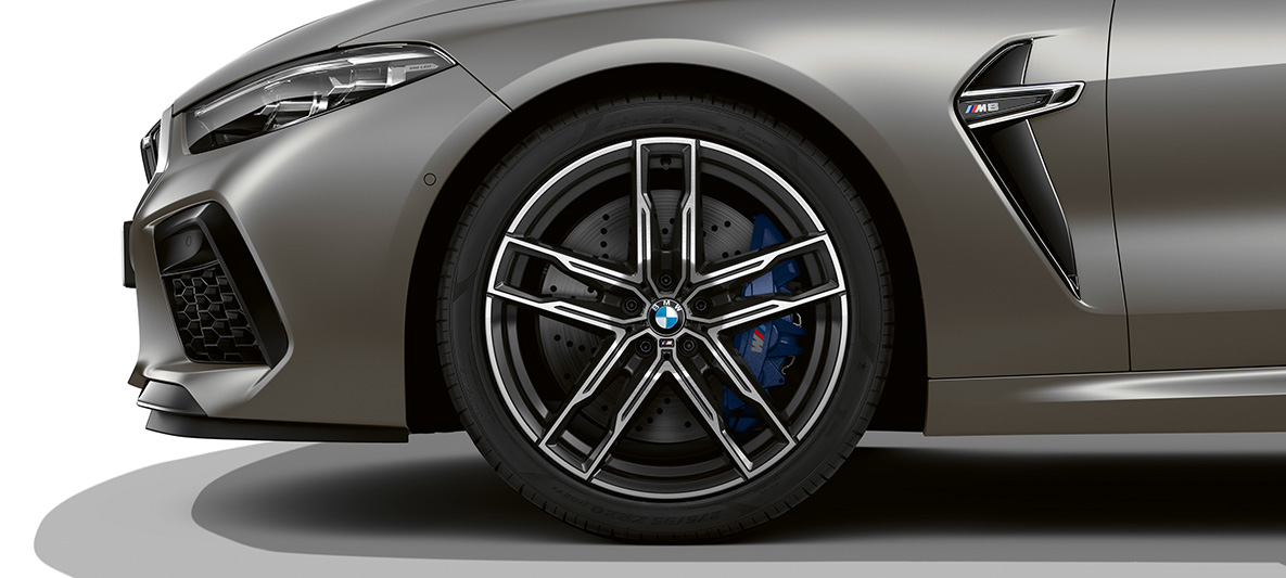 Jantes BMW M en alliage léger, BMW M8 Gran Coupé Vue latérale des jantes BMW M en alliage léger de la BMW M8 Gran Coupé F93 2020 en BMW Individual Frozen Dark Silver