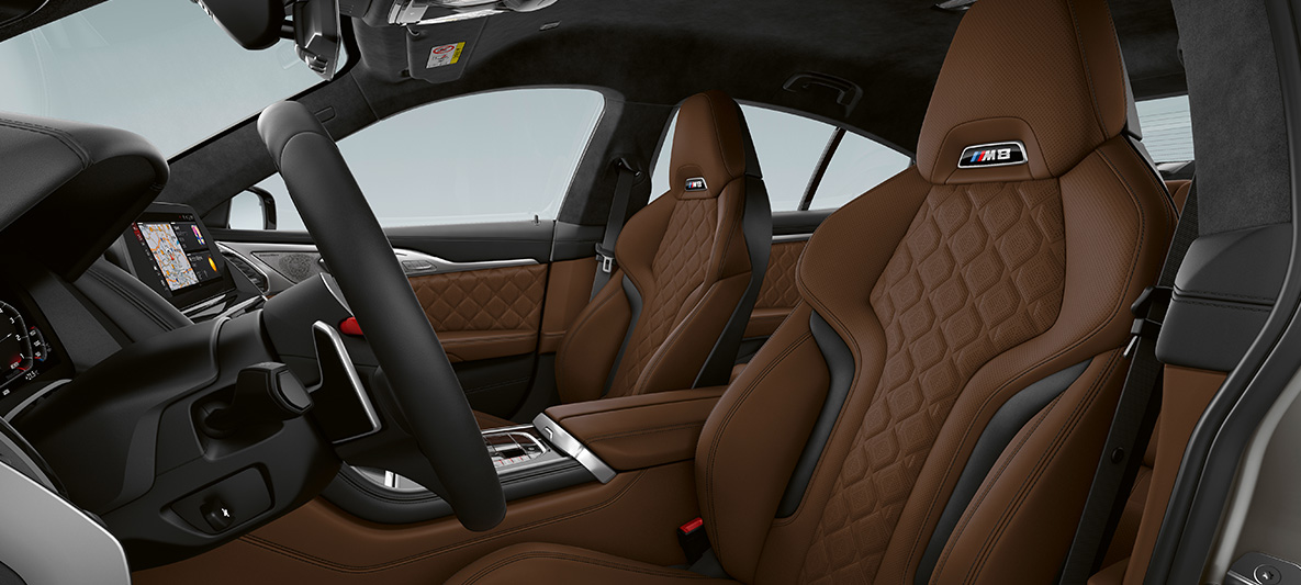 Sièges M sport en cuir Merino de la BMW M8 Gran Coupé Sièges M sport avec logo M8 en cuir Merino de la BMW M8 Gran Coupé F93 2020, habitacle