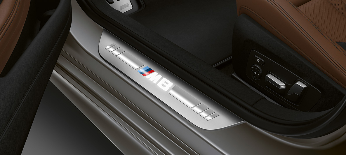 Seuils de portes, BMW M8 Gran Coupé Seuils de porte avec inscription M8 de la BMW M8 Gran Coupé F93 2020, habitacle