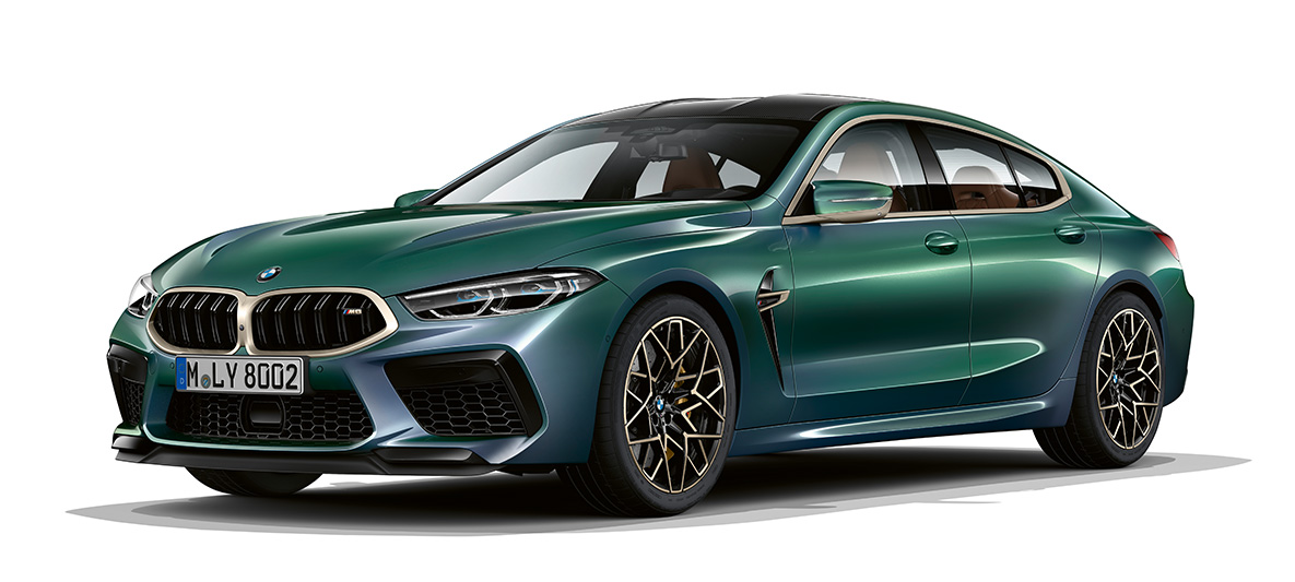 Vue de trois quarts face de la BMW M8 Gran Coupé First Edition Vue frontale de trois quarts de la BMW M8 Gran Coupé First Edition F93 2020 en BMW Individual Aurora Diamond Green metallic