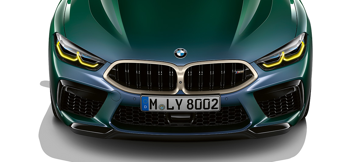 Vue avant de la BMW M8 Gran Coupé First Edition Vue frontale de la BMW M8 Gran Coupé First Edition F93 2020 en BMW Individual Aurora Diamond Green metallic