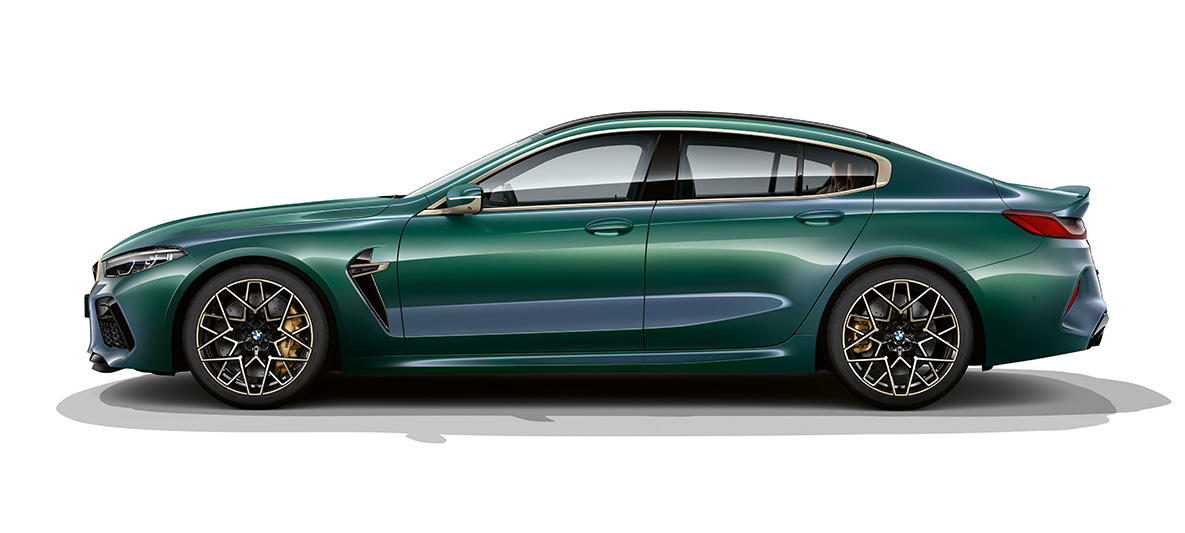 Vue de profil de la BMW M8 Gran Coupé First Edition Vue latérale de la BMW M8 Gran Coupé First Edition F93 2020 en BMW Individual Aurora Diamond Green metallic