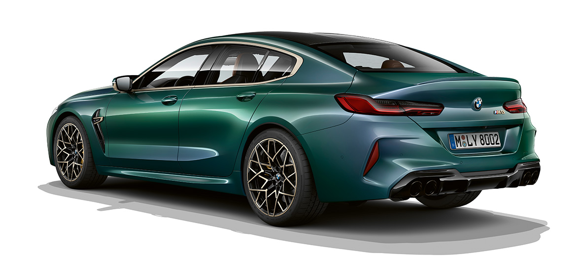 Vue de trois quarts arrière de la BMW M8 Gran Coupé First Edition Vue arrière de trois quarts de la BMW M8 Gran Coupé First Edition F93 2020 en BMW Individual Aurora Diamond Green metallic