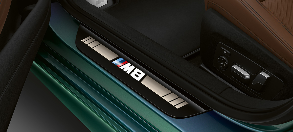 Seuils de porte de la BMW M8 Gran Coupé First Edition Seuils de porte avec inscription M8 de la BMW M8 Gran Coupé First Edition F93 2020 en BMW Individual Aurora Diamond Green metallic, habitacle