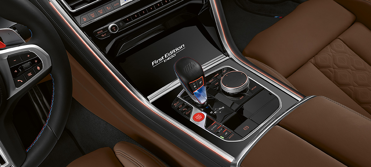 Inscription « First Edition » sur la BMW M8 Gran Coupé First Edition Inscription « First Edition » sur la BMW M8 Gran Coupé First Edition F93 2020 en BMW Individual Aurora Diamond Green metallic, habitacle