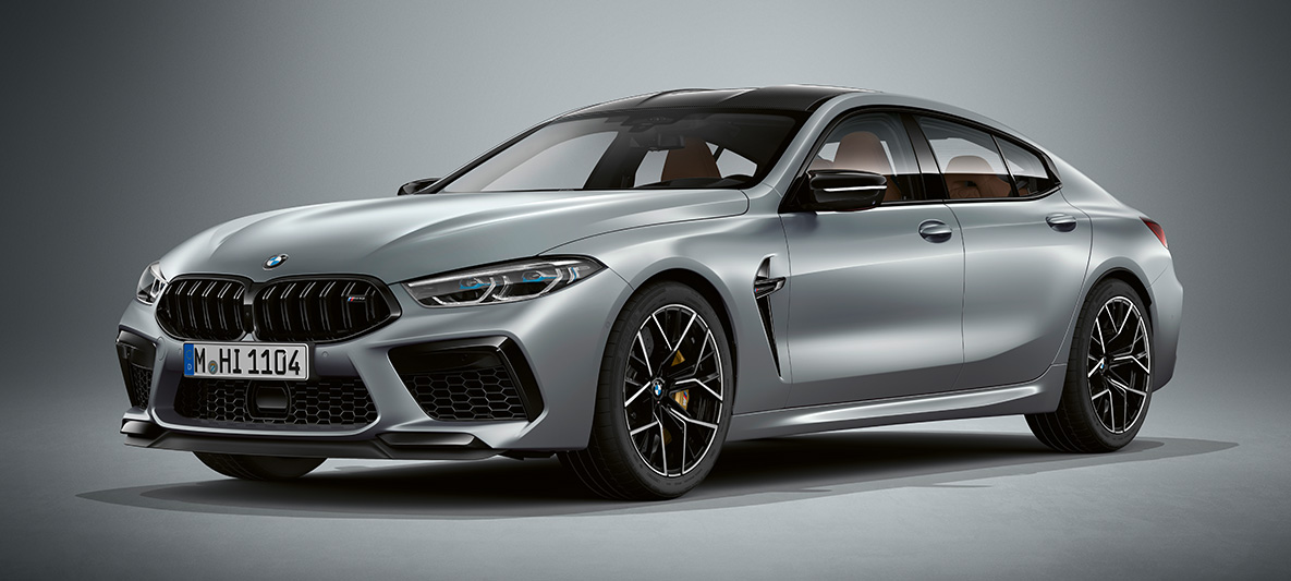 BMW M8 Competition Gran Coupé en BMW Individual Frozen Bluestone metallic Vue frontale de trois quarts de la BMW M8 Competition Gran Coupé F93 2020 en BMW Individual Frozen Bluestone metallic
