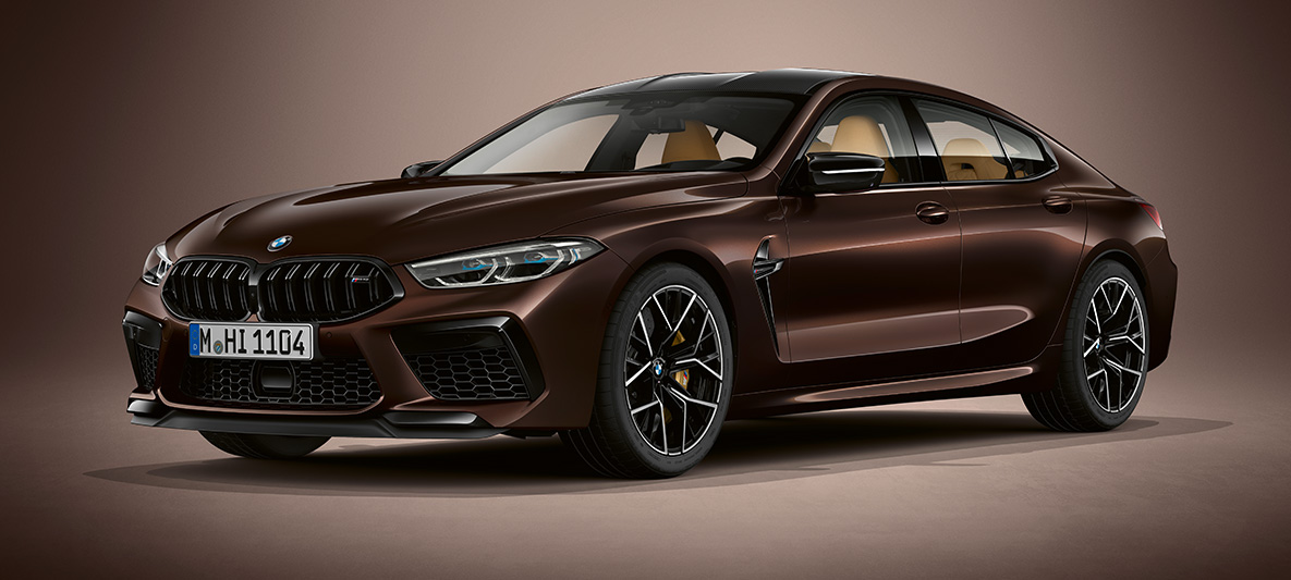 BMW M8 Competition Gran Coupé en BMW Individual Almandinbraun metallic Vue frontale de trois quarts de la BMW M8 Competition Gran Coupé F93 2020 en BMW Individual Almandinbraun metallic
