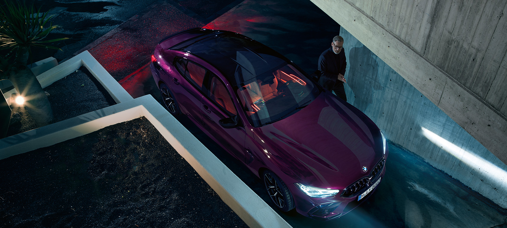 BMW M8 Competition Gran Coupé en plongée Vue plongeante de la BMW M8 Competition Gran Coupé F93 2020 en BMW Individual Ametrin metallic devant des bâtiments