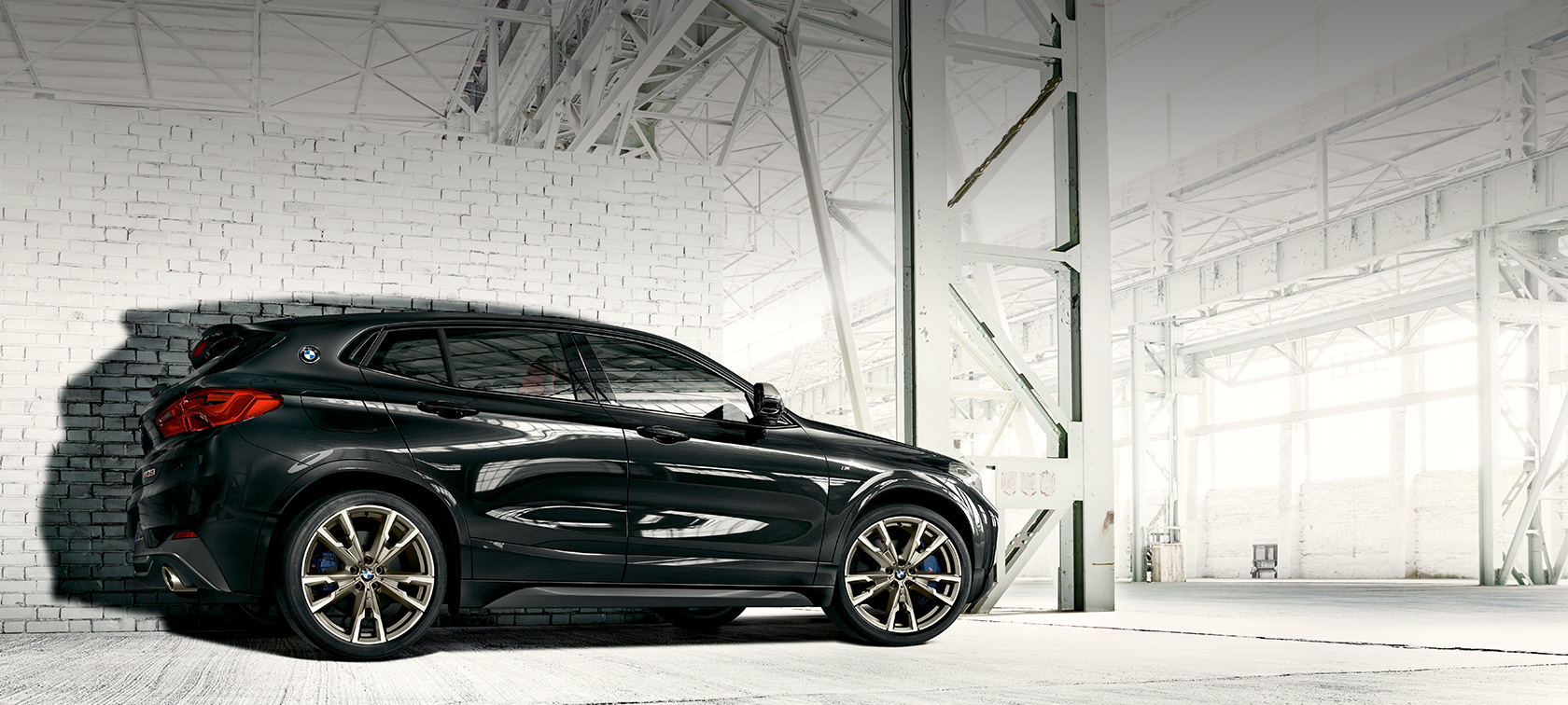 Vue de profil de la BMW X2 M35i Vue de profil BMW X2 M35i Saphirschwarz metallic F39