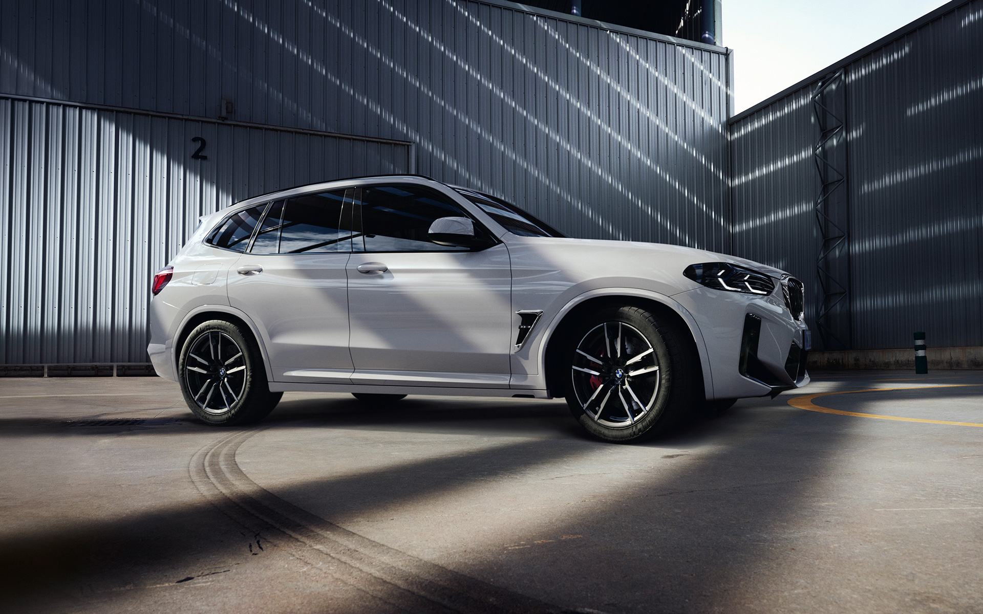 BMW X3 M F97 LCI restylage 2021 Alpinweiß vue de profil en stationnement