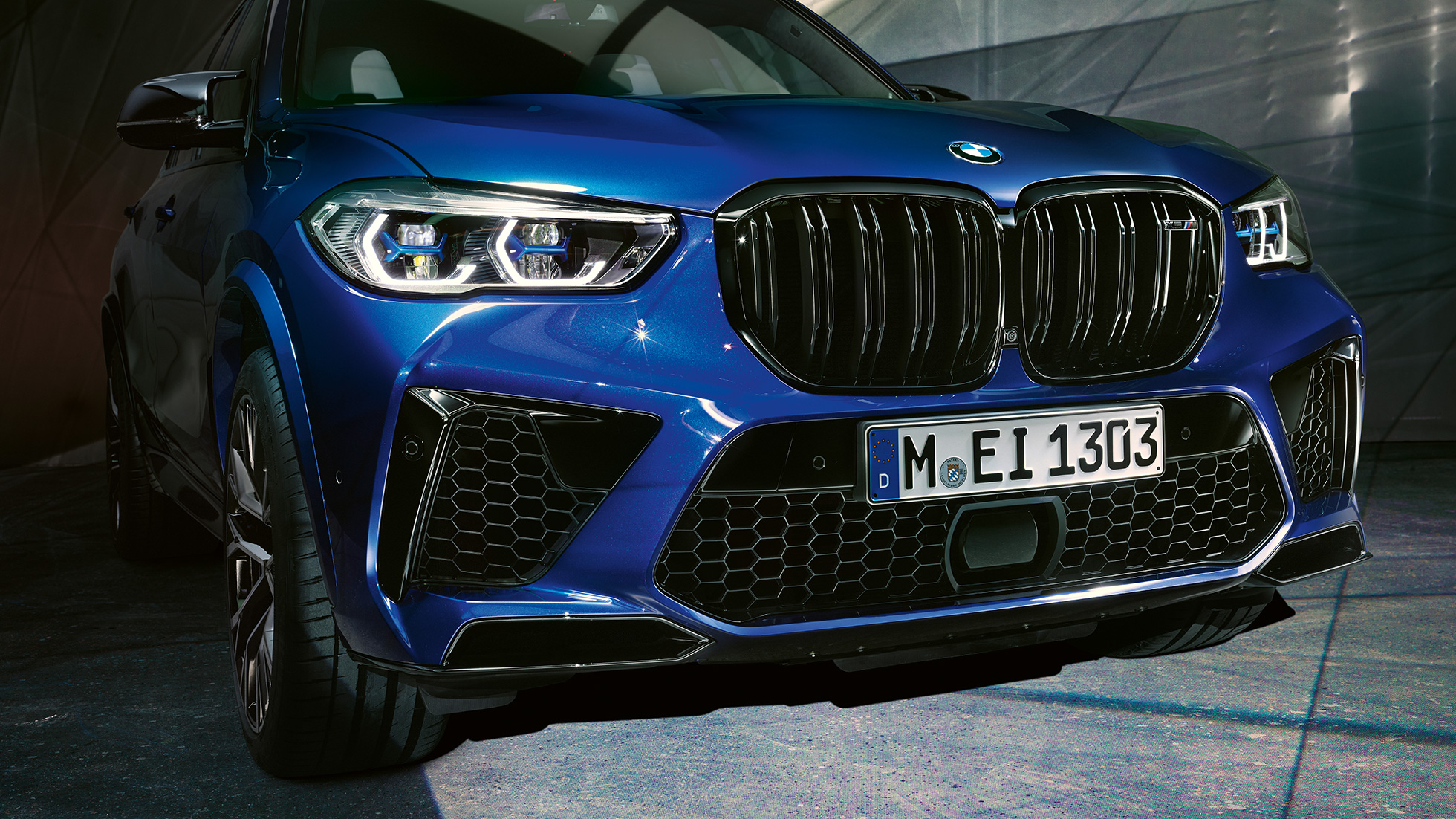 Doubles naseaux M BMW X5 M Competition Doubles naseaux M, BMW X5 M Competition F95 en Marina Bay Blau metallic, vue de face en gros plan